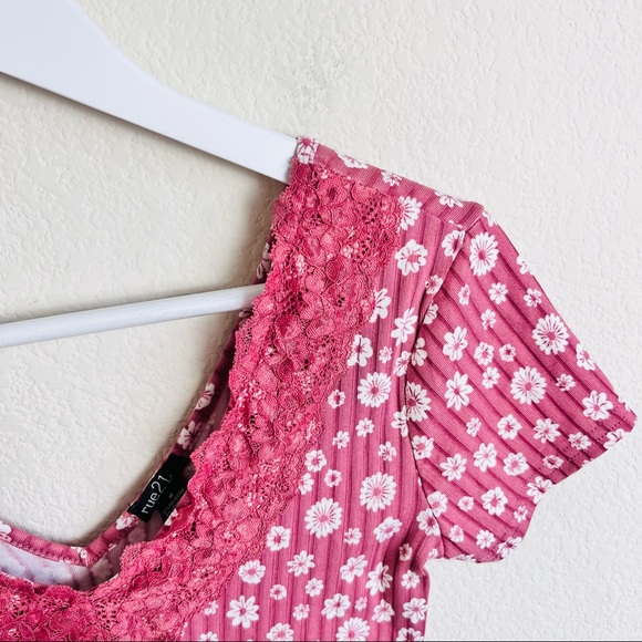 NWT Mauve Ditsy Floral & Lace V-Neck Short Sleeve Ribbed Blouse - Picture 8 of 8